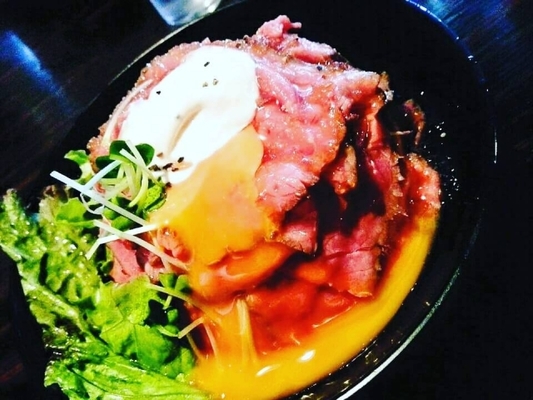 「レッドロック 博多大名店」で絶品ローストビーフ丼を!混雑情報も!のイメージ