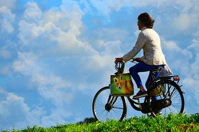 https://pixabay.com/ja/photos/%E5%A5%B3%E6%80%A7-%E4%BA%BA-%E8%87%AA%E8%BB%A2%E8%BB%8A-%E9%81%8B%E5%8B%95-3704749/