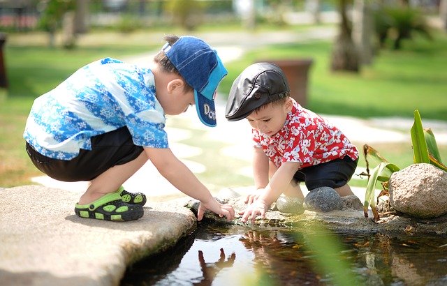 水の中を探る少年