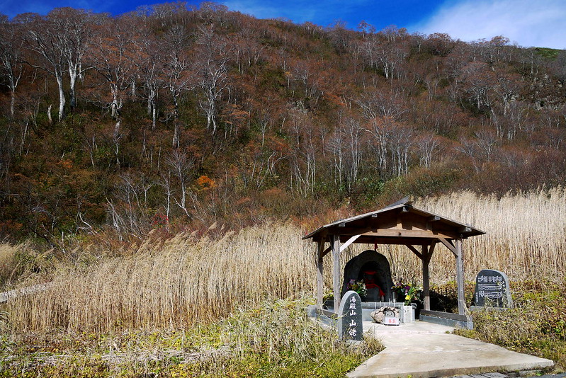 湯殿山参道にある山姥像