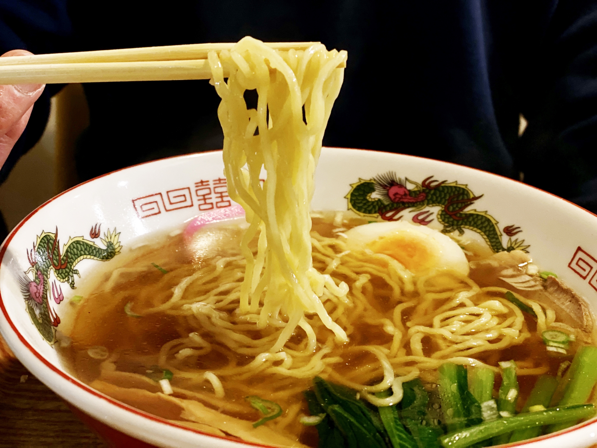 ラーメンを食べる男性