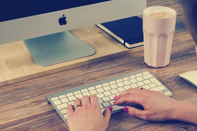 アイマックがあるネットカフェを利用している女性