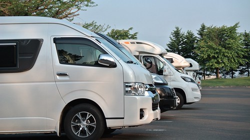 駐車場に停まる車