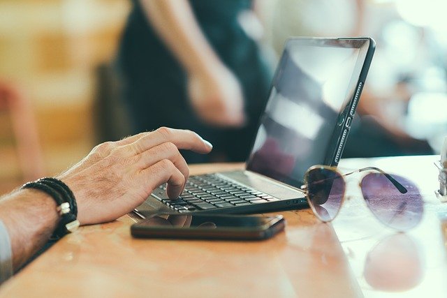 ネットカフェを利用する男性