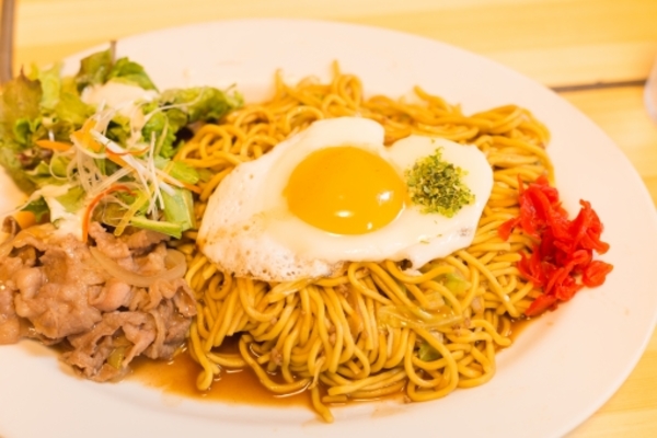 秋田のB級グルメ「横手焼きそば」の名店14選！四天王決定戦の常連も！のイメージ