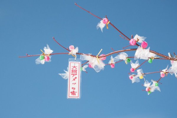 「大館アメッコ市」でアメを食べて健康祈願！鮮やかな会場や開催日程とは？のイメージ