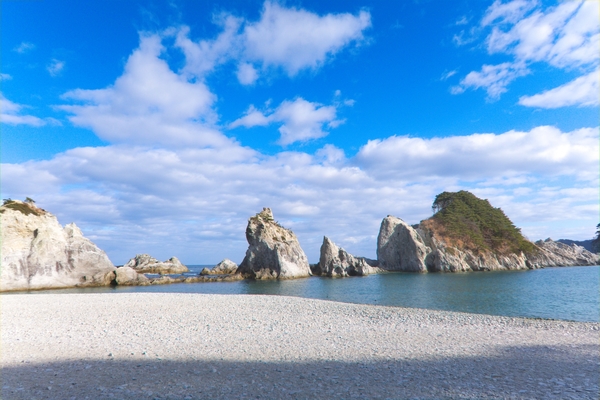 「浄土ヶ浜」には美しい海と白い岩の大自然が！青の洞窟を遊覧船で観光！のイメージ