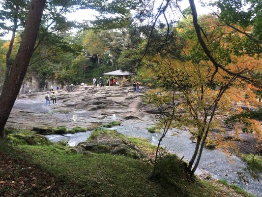 「厳美渓」は天然記念物の絶景と空飛ぶ団子！美しい紅葉や道の駅を紹介！のイメージ