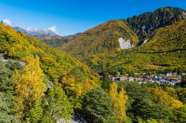 「法体の滝」でダイナミックな迫力と紅葉を満喫！その絶景やアクセスは？のイメージ