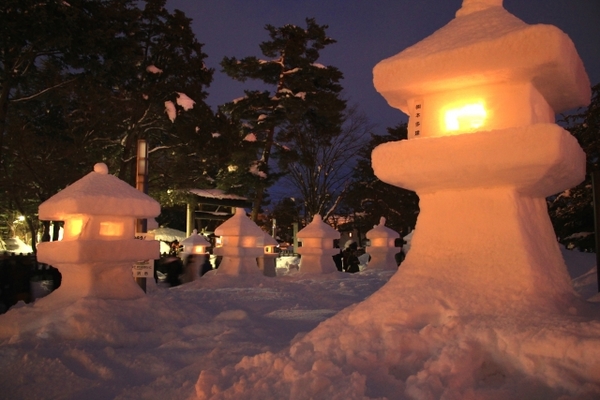 米沢市「上杉雪灯篭まつり」で幻想的な世界を味わう！駐車場や混雑情報も！のイメージ