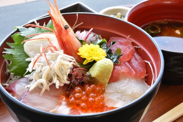「キラキラ丼」は南三陸の宝石グルメ！種類や人気店ランキングを紹介！のイメージ