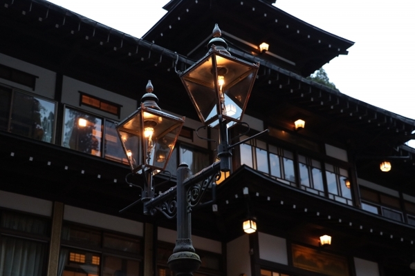 銀山温泉「能登屋旅館」は大正ロマンを感じる温泉宿！千と千尋のモデルに？のイメージ