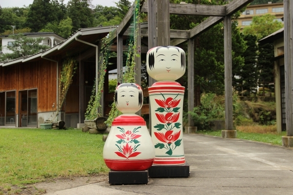 「鳴子こけし」は鳴子温泉の有名な伝統工芸品！歴史や特徴・祭りを解説！のイメージ