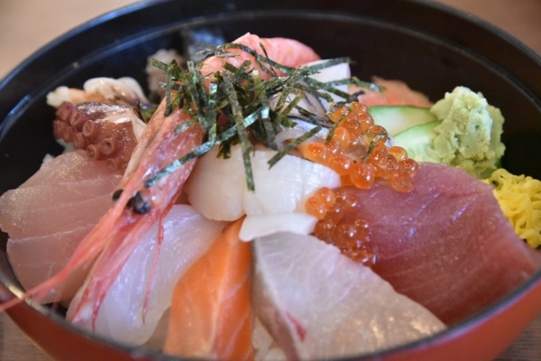 マグロの名産地！「塩釜水産物仲卸市場」でマイ海鮮丼や絶品グルメを味わう！のイメージ