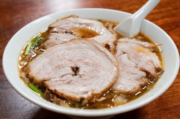 「自家製太麺渡辺」は行列必須の人気ラーメン店！実は裏メニューがある？のイメージ
