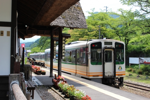 「湯野上温泉駅」はレトロな茅葺き屋根の駅舎！足湯や江戸の風情を満喫！のイメージ