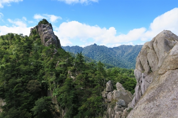 「大崩山」は岩壁と美しい花々が登山者を魅了！ルートや山荘を解説！のイメージ