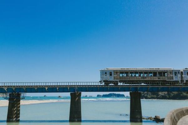 観光列車「海幸山幸」でリゾート感溢れる絶景旅へ！木造の車内でのんびり！のイメージ