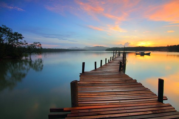 「神楽女湖」で花菖蒲の紫色に染まる湖面の絶景を鑑賞！歌舞女が住む伝説！のイメージ