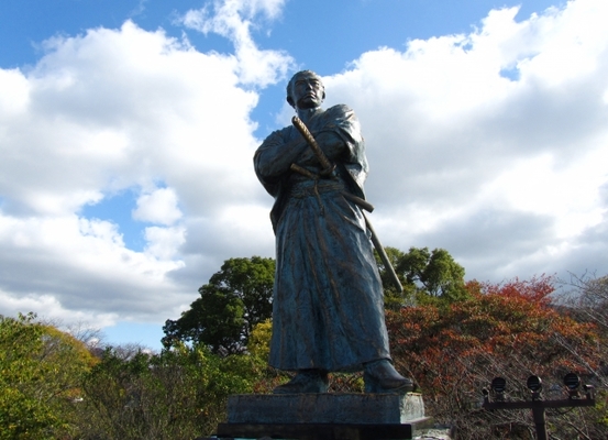 坂本龍馬像がある「風頭公園」は夜景や花々が美しいおすすめの公園！のイメージ