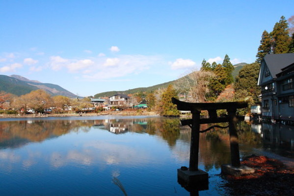 湯布院の観光名所「金鱗湖」で幻想的な朝霧を鑑賞！カフェから眺めよう！のイメージ