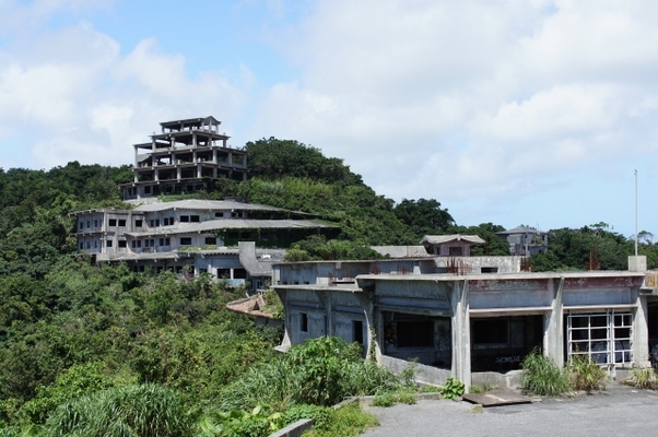 沖縄の心霊廃墟「中城高原ホテル」はなぜ解体を？過去の噂から現在までのイメージ