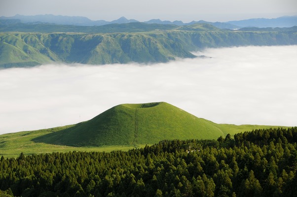 阿蘇のえくぼ！「米塚」は美しい円錐状の火山でカルデラのシンボル！のイメージ