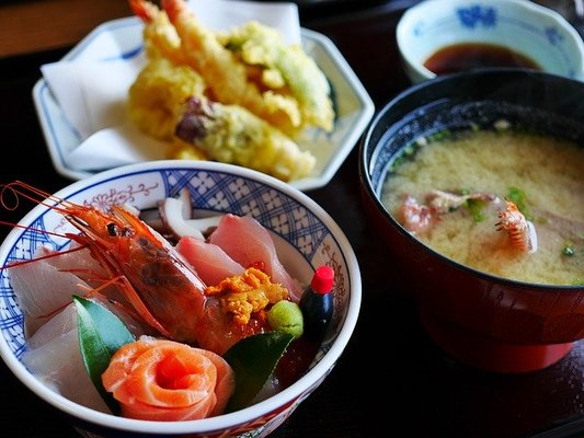 福岡の有名な絶品海鮮丼18選！デカ盛りやランチに行列のできる人気店！のイメージ