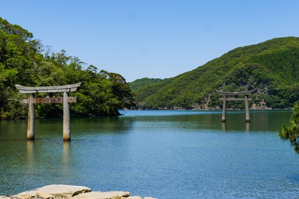 対馬「和多都美神社」は龍宮伝説が残るパワスポ！満潮時の海中鳥居は絶景！のイメージ