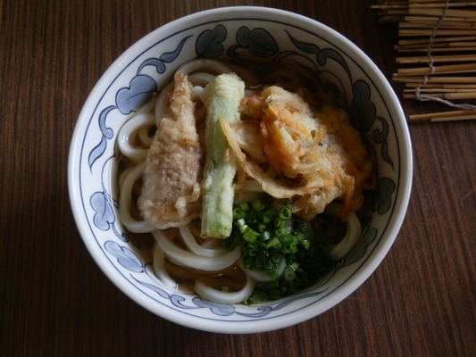 「元祖京家」で小倉名物のよもぎ肉うどんを味わう！定番メニューを紹介！のイメージ