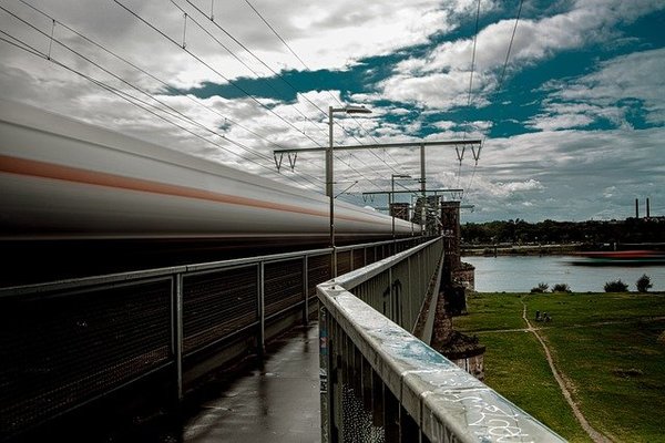 福岡〜大阪間の移動方法まとめ！【新幹線/飛行機/バス/フェリー】のイメージ