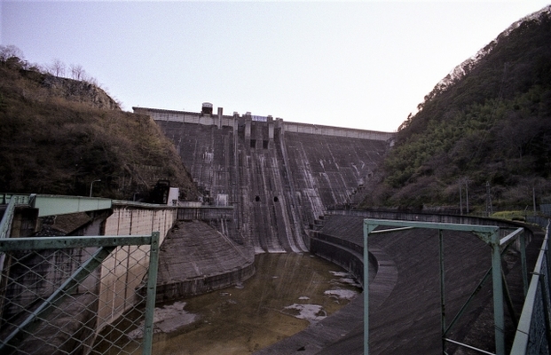 関東有数の心霊名所「下久保ダム」の怖い噂とは？集落が沈んだって本当？のイメージ