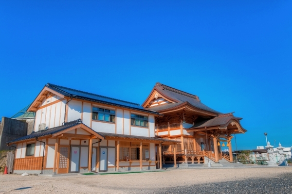 「岩国白蛇神社」で幸運の守り神"シロヘビ"に金運UP祈願！お守りは財布に！のイメージ