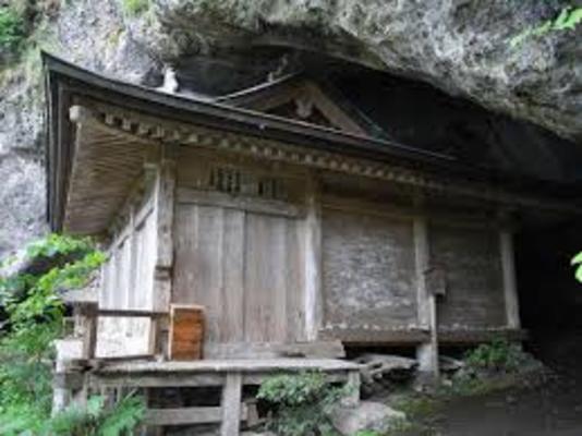 日本で一番危険な国宝！三徳山三佛寺「投入堂」へ命懸けの登山で参拝！のイメージ