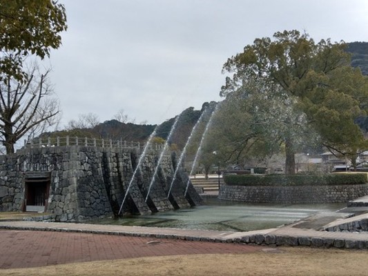 岩国「吉香公園」で花々と噴水のオアシスに癒される！園内の見所も紹介！のイメージ